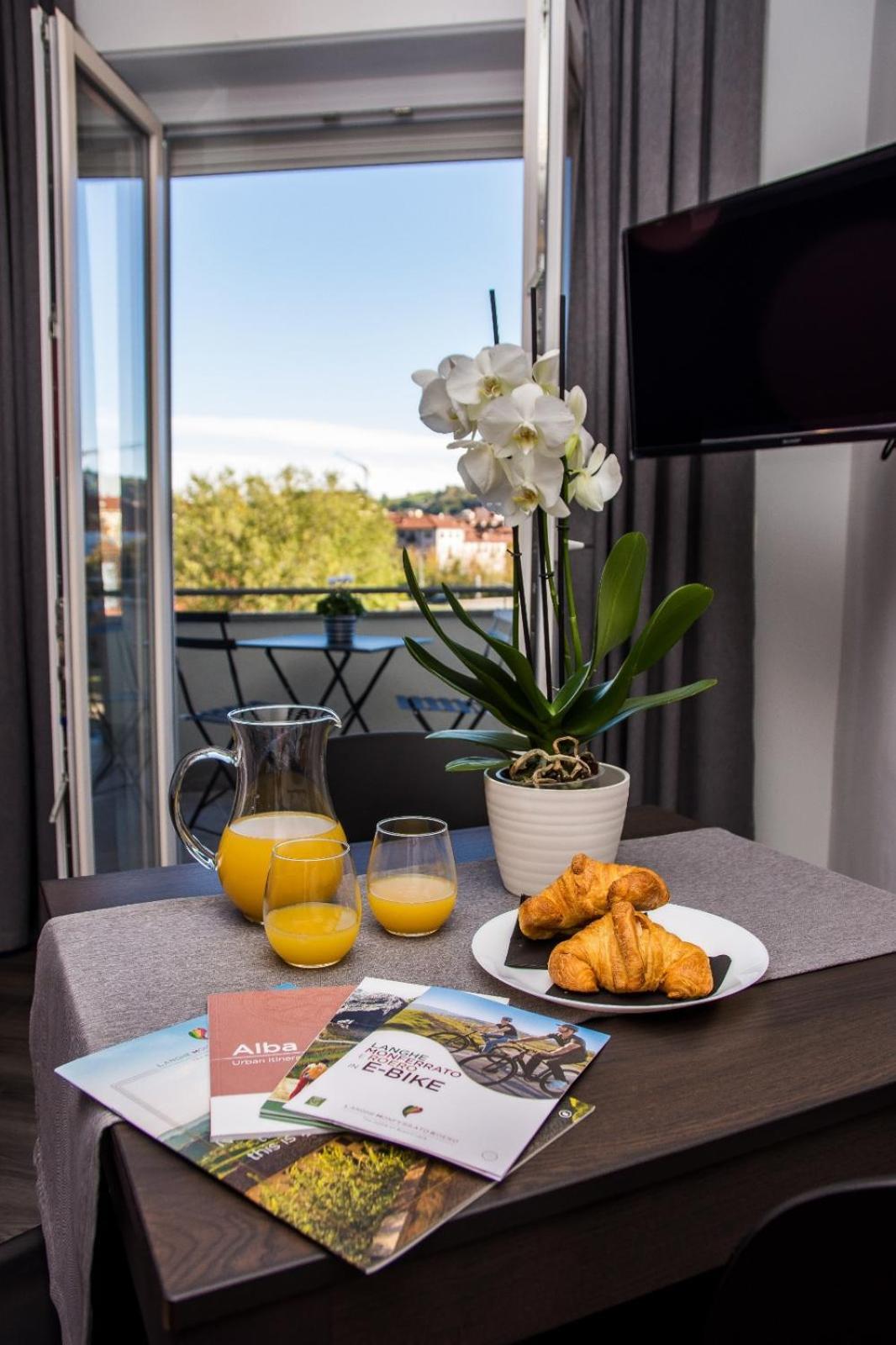 Ninary Apartments A Due Passi Dal Centro Storico Alba  Ngoại thất bức ảnh