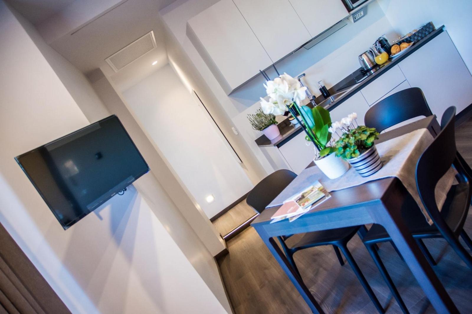 Ninary Apartments A Due Passi Dal Centro Storico Alba  Ngoại thất bức ảnh
